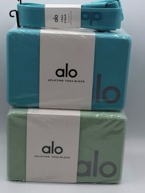ALO Yoga Uplifting Yoga Block & Yoga Strap